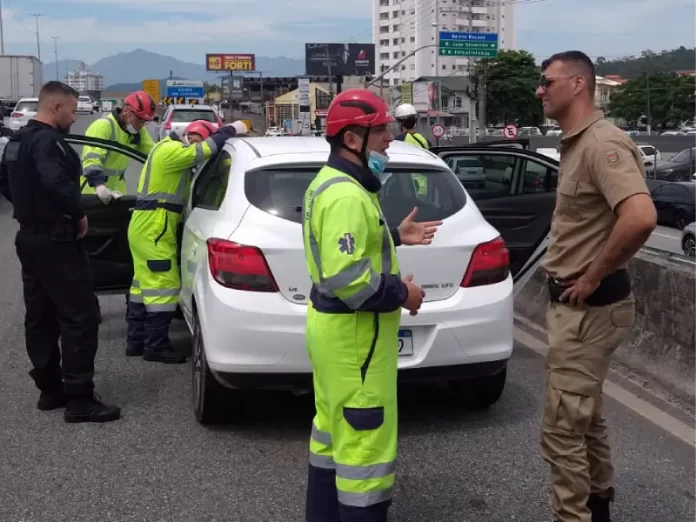 Policiais penais auxiliam motorista que passou mal na BR-101