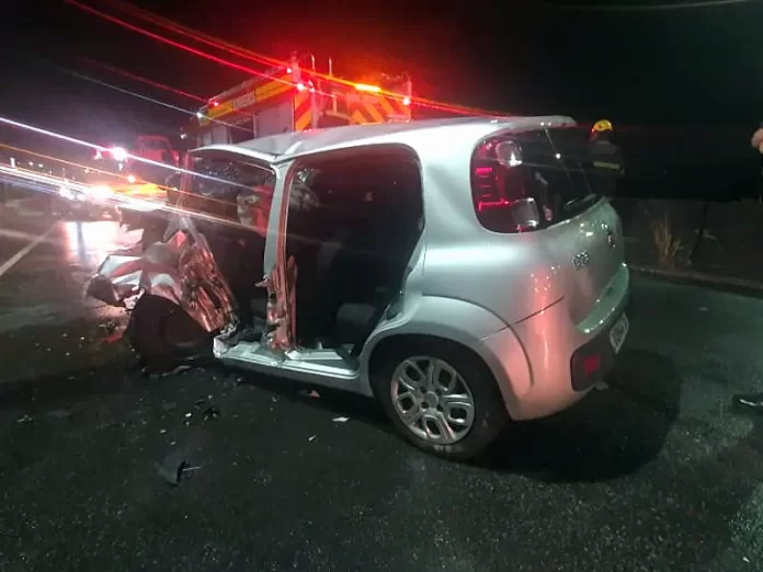 Carro com 3 pessoas bateu na mureta central da SC-281