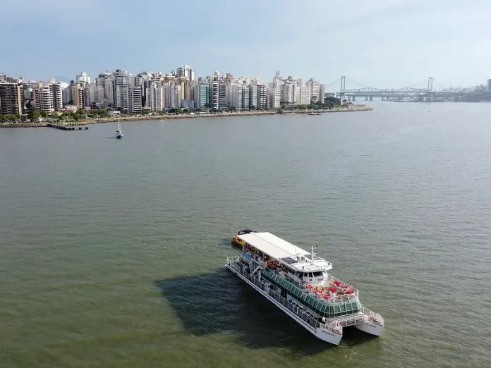 Passeio de catamarã em Florianópolis