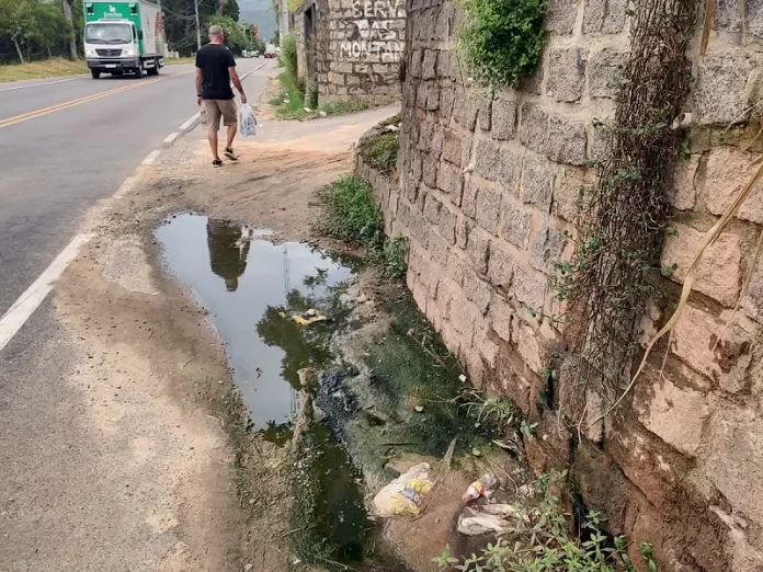 Prefeitura recebe denúncia e flagra esgoto escorrendo em calçada nos Ingleses