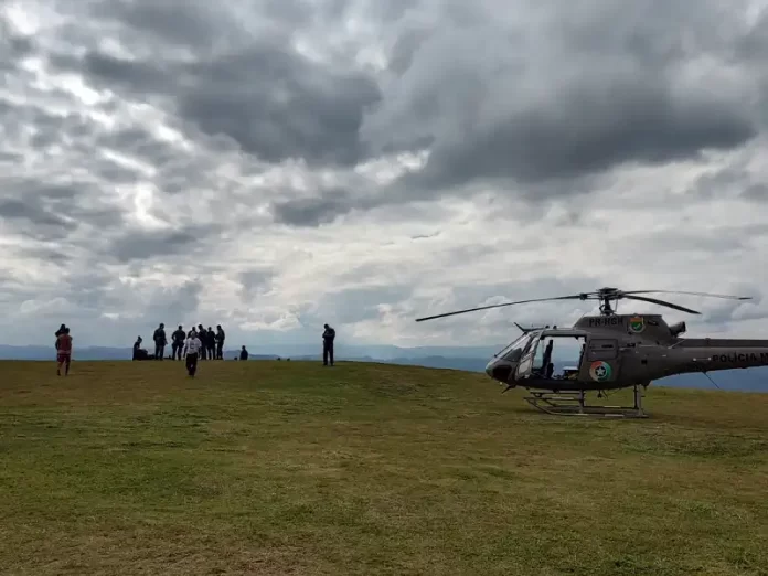 Parapentes se chocam no ar em Santo Amaro e condutor morre