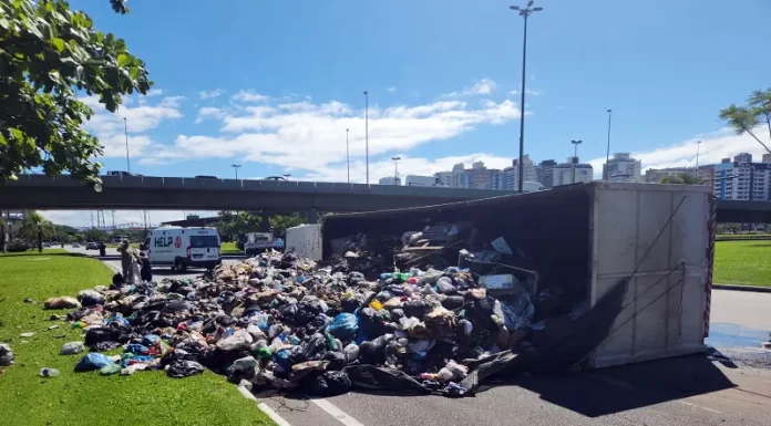 Caminhão de lixo tomba e interdita Avenida Gustavo Richard