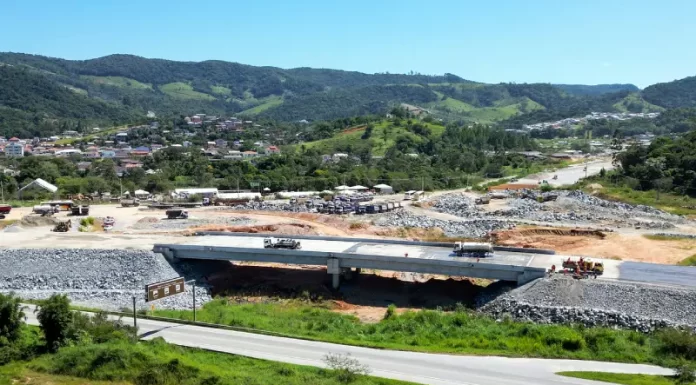 Viaduto de intersecção da BR-282 com o Contorno Viário