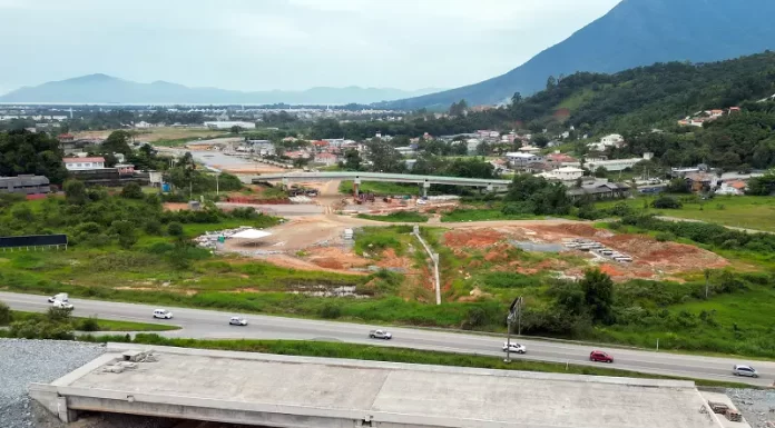 Viaduto de intersecção do Contorno Viário com a BR-282