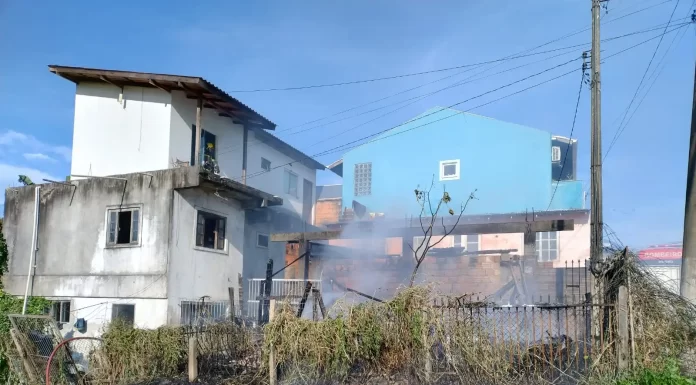 Incêndio em residência deixa um jovem ferido em Biguaçu