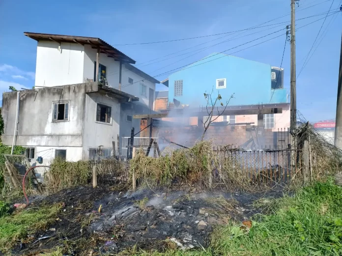 Incêndio em residência deixa um jovem ferido em Biguaçu