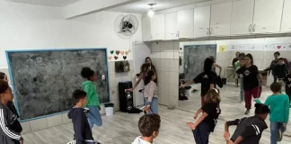 Adolescentes se preparam para o Festival Dança em Cena