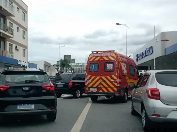 Mulher é atropelada em faixa de pedestre na Av. Presidente Kennedy