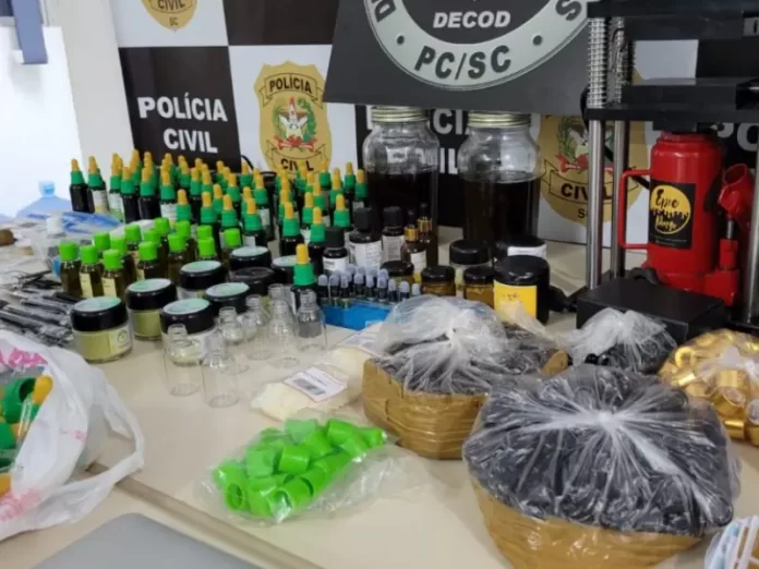 Dois irmãos foram presos por fabricarem e revenderem óleo de cannabis