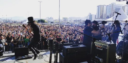 Duas fotos de shows tiradas do fundo do palco mostrando as bandas e grande público ao fundo