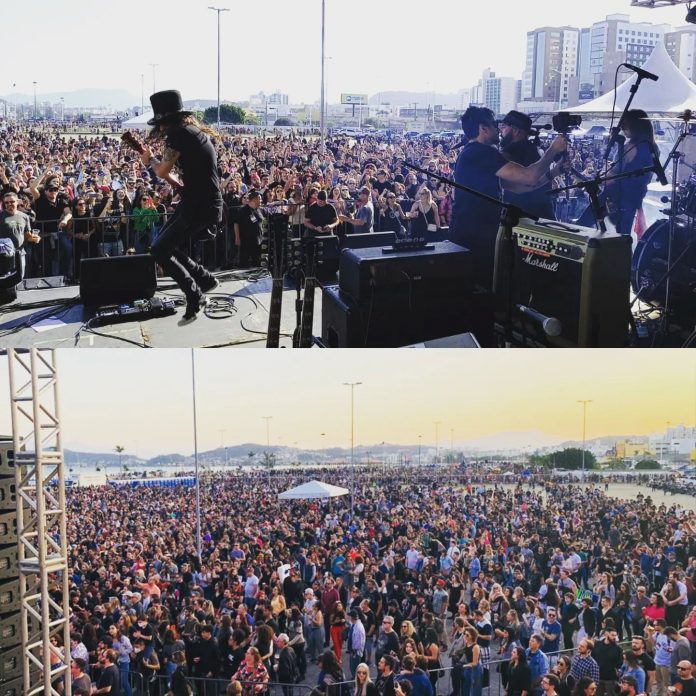 Duas fotos de shows tiradas do fundo do palco mostrando as bandas e grande público ao fundo