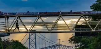 Grande Florianópolis - vista do trânsito no centro com passarela e ponte ao fundo