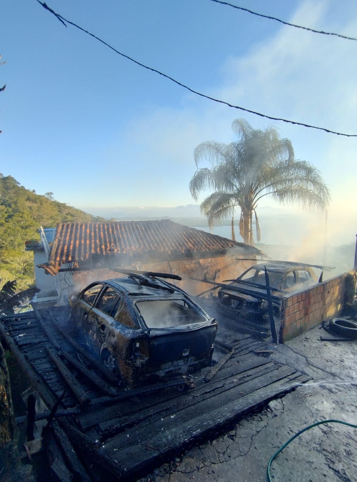 Incêndio ocorreu em residência na Rua José Kumakola, Costeira do Pirajubaé, e atingiu mais dois carros