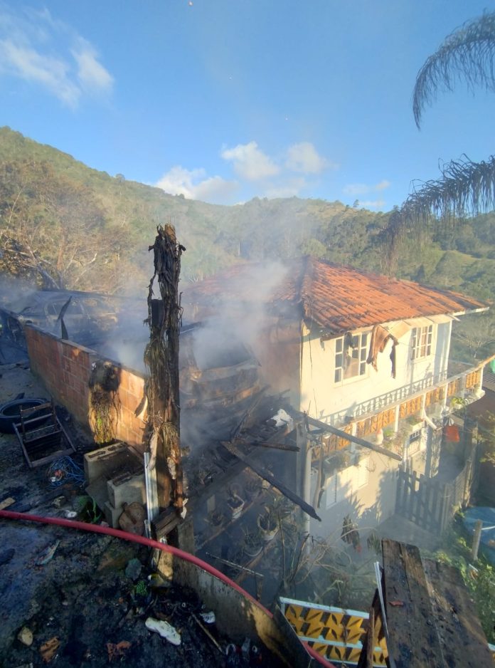 Entrou na casa incendiada para o resgate.