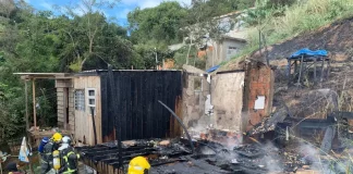 Incêndio destrói residência na Vila Aparecida