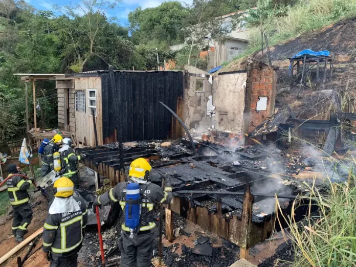 Incêndio destrói residência na Vila Aparecida