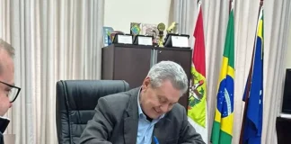 Ceron retorna ao cargo de prefeito de Lages após prisão na Mensageiro