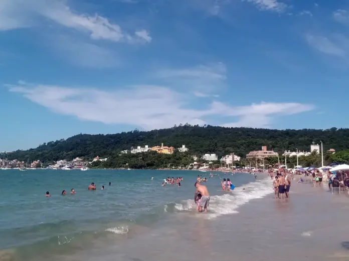 Praia de Jurerê tem trechos sem faixa de areia