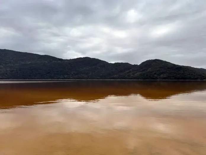 Água avermelhada na Lagoa do Peri