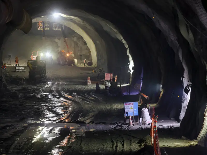 Túnel sem fundo com máquinas de obra dentro