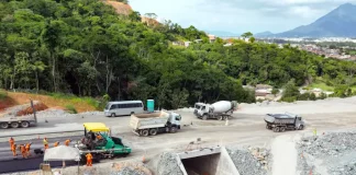 Operários na obra do Contorno Viário da Grande Florianópolis