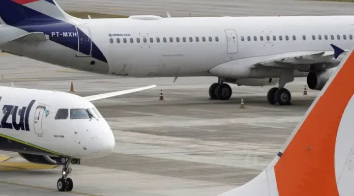 Aviões no aeroporto Hercílio Luz, em Florianópolis