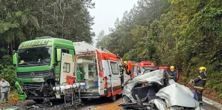 Batida frontal entre Celta e carreta mata um homem na BR-282