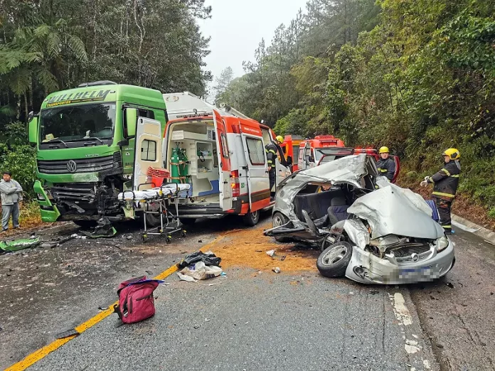 Batida frontal entre Celta e carreta mata um homem na BR-282