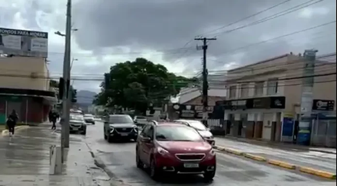 Conserto emergencial na Avenida Leoberto Leal