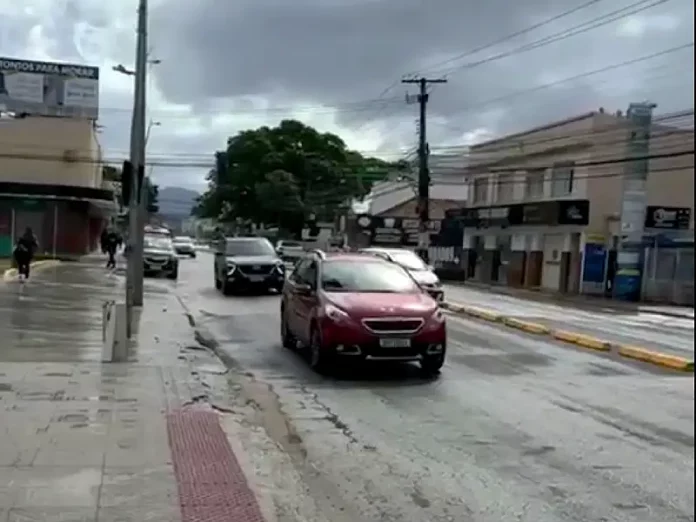 Conserto emergencial na Avenida Leoberto Leal