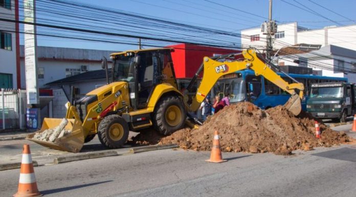 Nesta sexta-feira (18), a Avenida Leoberto Leal, localizada no bairro Barreiros, em São José, teve todas as suas pistas interditadas