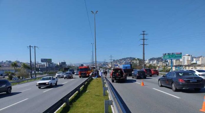 Motoqueiro perde a vida após bater em guard-rail da Via Expressa