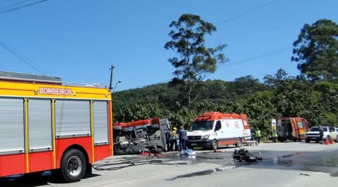 Acidente envolveu moto de alta cilindrada e carro com família.