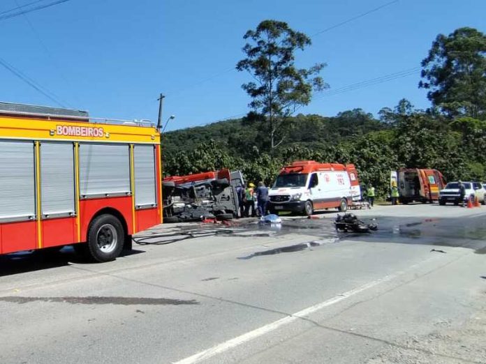 Acidente envolveu moto de alta cilindrada e carro com família.