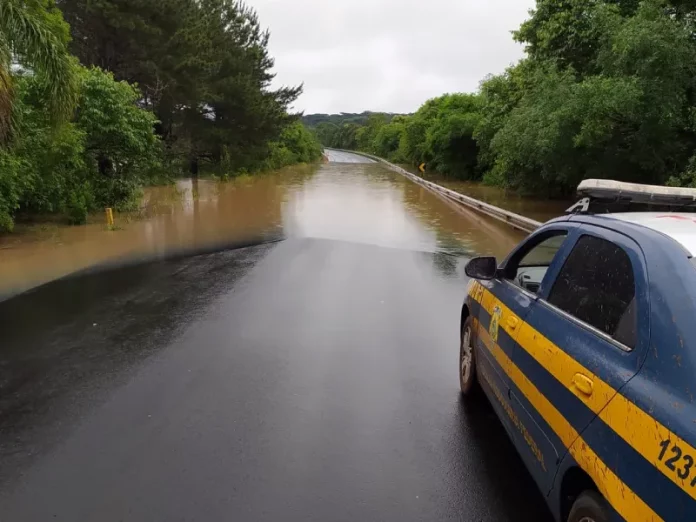 BR-280 está interditada em dois pontos por alagamento