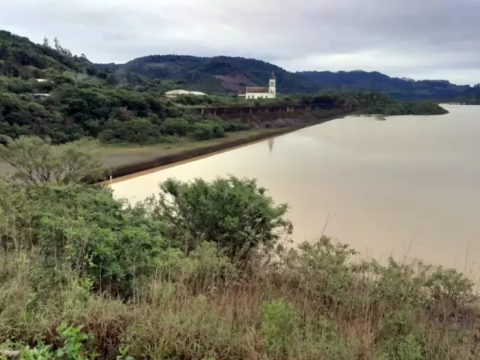 Barragem de José Boiteux atinge capacidade