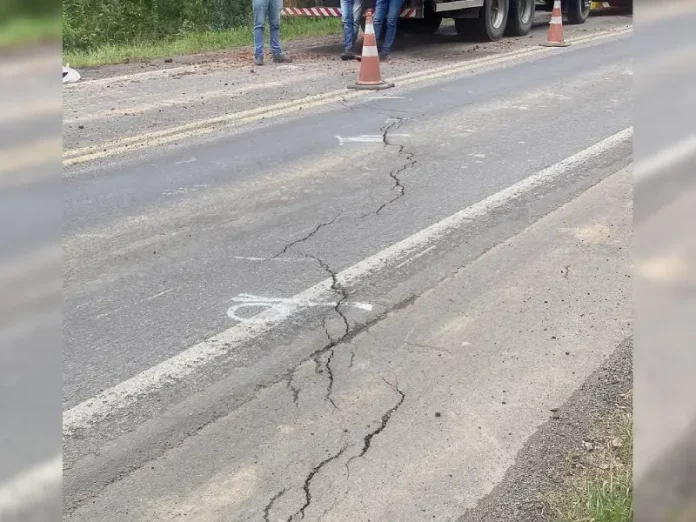 Bloqueio ocorre por causa de rachaduras na pista da BR-282