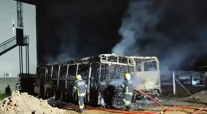 Dois ônibus são queimados em Palhoça em tentativa de furto