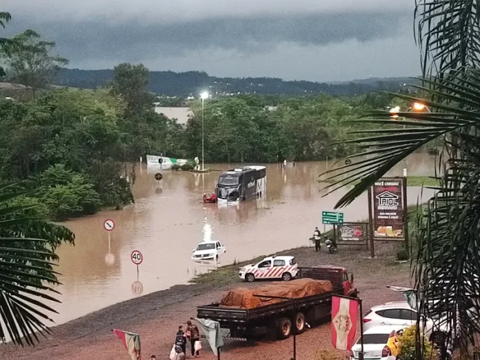 BR-470 é interditada em duas cidades por causa da chuva