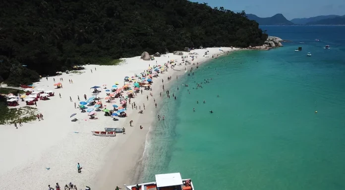 Acesso à ilha do Campeche, em Florianópolis