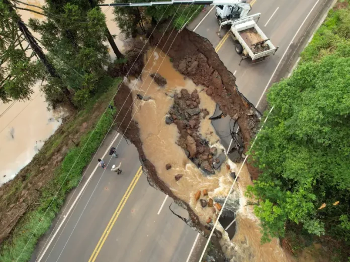 SC-135 ficou destruída com o rompimento da base da pista