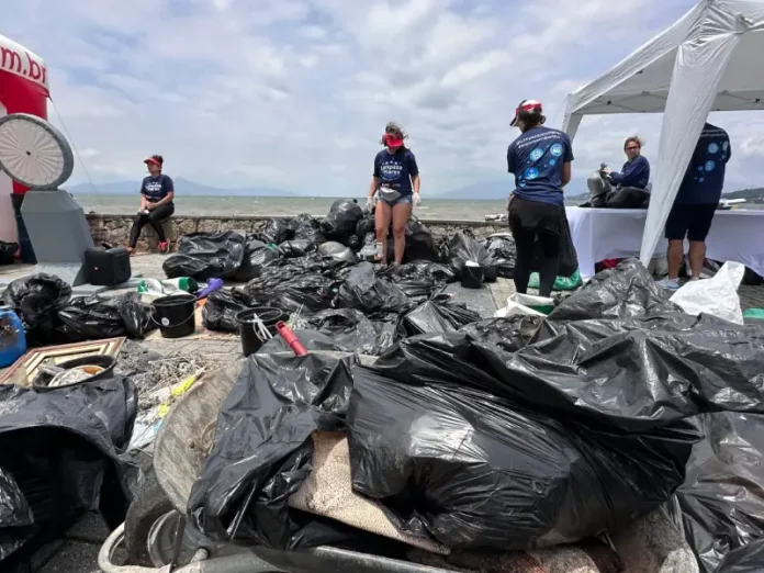 Quase três toneladas de lixo são recolhidas da orla da Beira-mar de São José