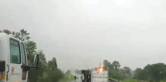 Caminhão tomba e bloqueia a BR-101 em Paulo Lopes