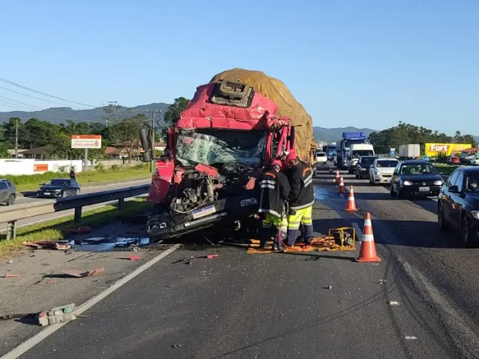 Caminhoneiro morre ao bater na BR-101 em Palhoça