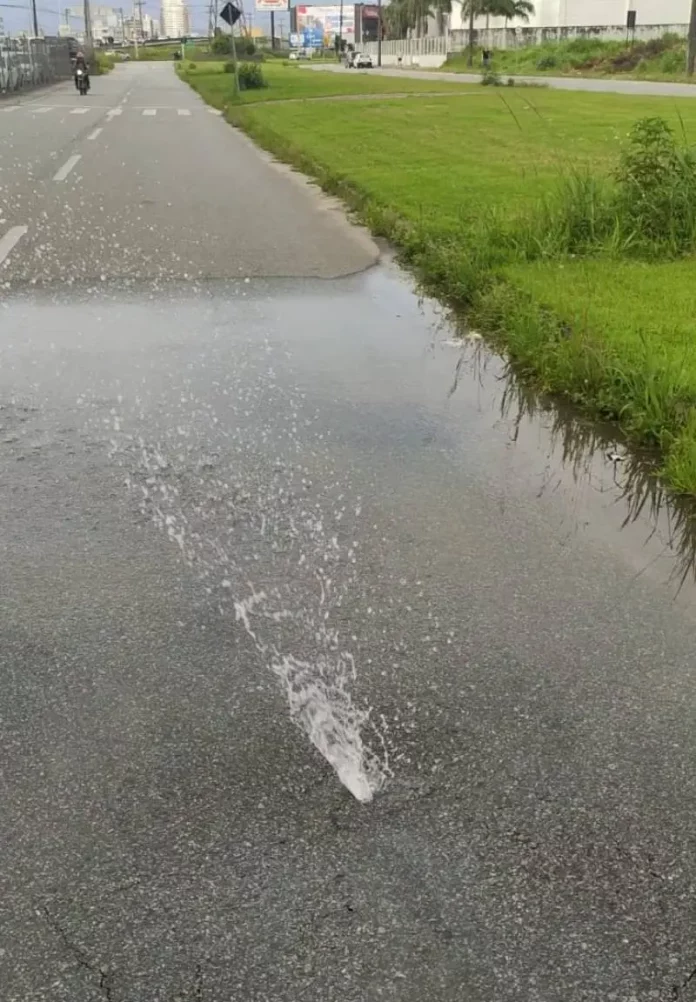 Vazamento de água limpa em Palhoça ocorre há mais de um dia