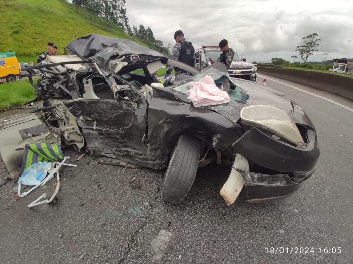 Renault Fluence ficou completamente destruído