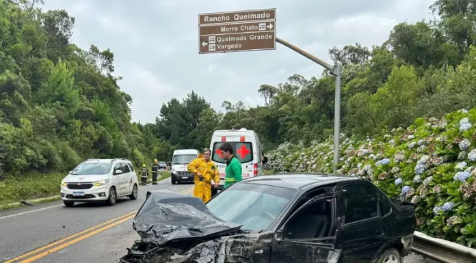 Mulher morre ao ser ejetada de carro em colisão na BR-282