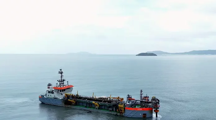 Draga utilizada no alargamento da Praia de Jurerê, em Florianópolis