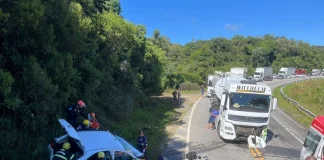 Colisão frontal na BR-282 em Rancho Queimado: óbito de uma mulher e um homem ficou preso nas ferragens