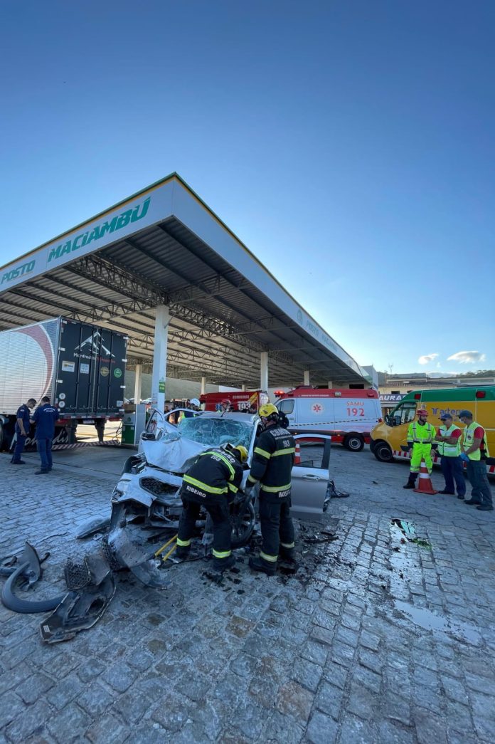 Mulher morre ao bater em caminhão estacionado em posto em Palhoça